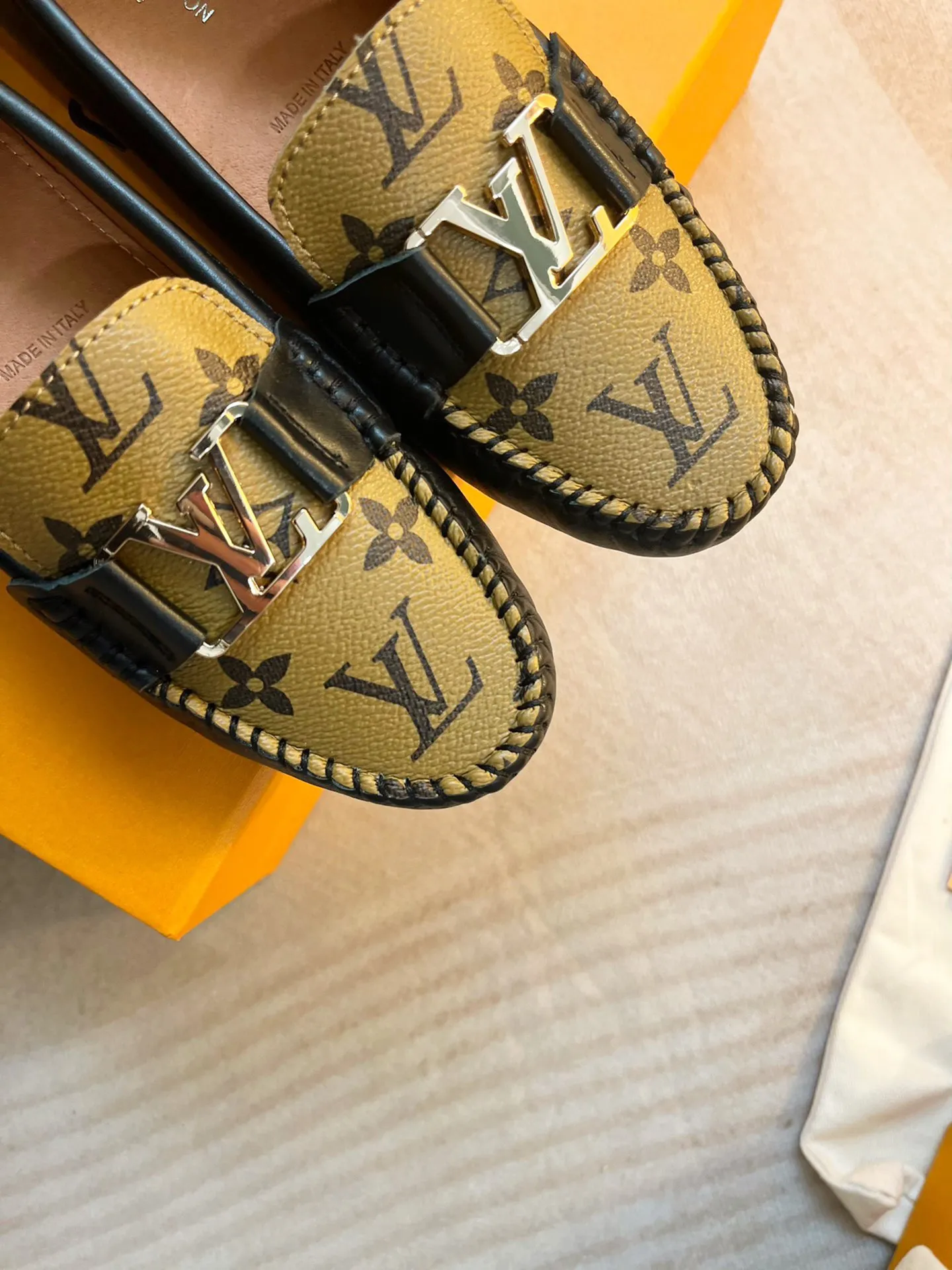 p460💰Couple model❤️🇫🇷 𝙇𝙤𝙪𝙞𝙨 𝙑𝙪𝙞𝙩𝙩𝙤𝙣 🇫🇷Louis Vuitton 2023 Classic𝓛𝓿 𝓣𝓻𝓪𝓲𝓷𝓮𝓻 Sports Series ➪➪➪¯ [Arizona Doudou Shoes Series] ▪️▪️▪️Arizona slip-on shoes are made of Monogram Eclipse canvas. Its hand-painted and dyed edges and hand-sewn uppers fully demonstrate Louis Vuitton's traditional shoemaking craftsmanship. This slip-on shoe is very lightweight. The integrated tongue and upper make it particularly comfortable and flexible. The soft outsole is equipped with rubber padding. Decorated with matching sash. Detailed features: ☑️Monogram Eclipse canvas ☑️Black Eclipse pattern ☑️Hand-painted shoe edges ☑️Hand-sewn uppers (each pair takes time to process) ☑️Integrated tongue and upper construction ☑️Outsole equipped with rubber lining ☑️size: 35_46